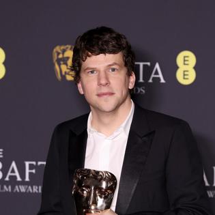Bang Showbiz / Jesse Eisenberg is donating a kidney to a stranger