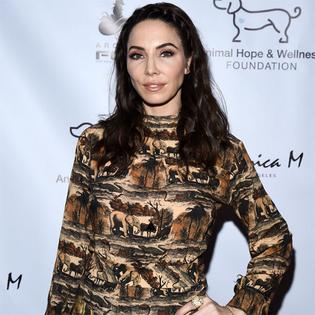 Bang Showbiz / Whitney Cummings is engaged