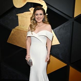 Bang Showbiz / Kelly Clarkson was urged to get a boob job