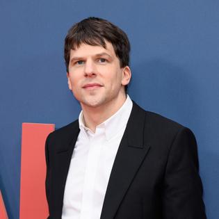 Bang Showbiz / Jesse Eisenberg is donating a kidney