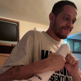 Bang Showbiz / Pete Davidson cracking Elsie Hewitt's toes / © Instagram