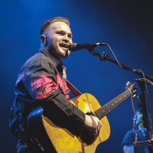 Bang Showbiz / Zach Bryan has been sober for two months