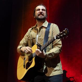 Bang Showbiz / Noah Kahan doesn't mind his music's 'snooze fest' tag