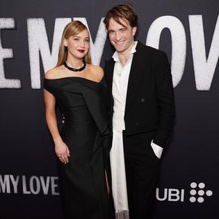 Bang Showbiz / Jennifer Lawrence and Robert Pattinson had different views of their canine co-star.