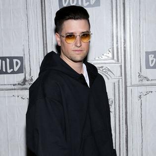 Bang Showbiz / Logan Henderson injured his knee