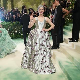 Bang Showbiz / Sydney Sweeney has praised Amanda Seyfried