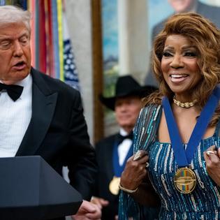 Bang Showbiz / Gloria Gaynor has complimented Donald Trump