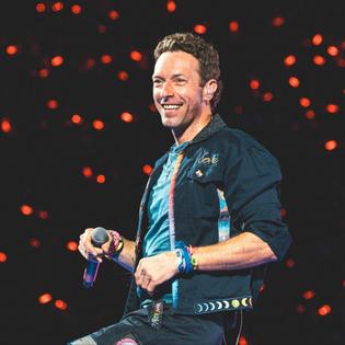 Bang Showbiz / Chris Martin gave a surprise wedding performance.