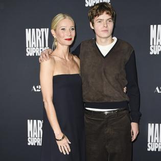 Bang Showbiz / Gwyneth Paltrow took her son Moses Martin to the premiere of her movie Marty Supreme