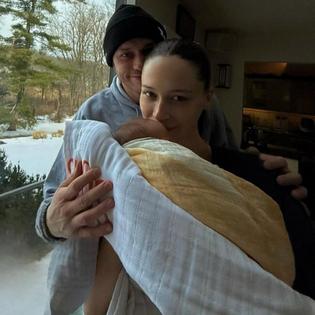 Bang Showbiz / Pete Davidson and Elsie Hewitt with their newborn child / © Instagram