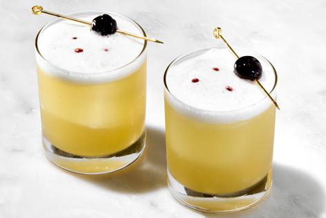 It’s such an easy cocktail to make at home, and perfect for entertaining guests. (Alex Lepe /TCA)