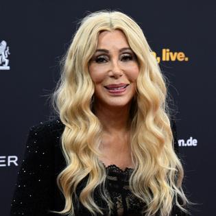 Bang Showbiz / Cher is seeking 1 m in legal fees.