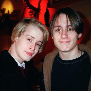 Bang Showbiz / Macaulay Culkin and Kieran Culkin in 2001