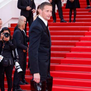 Bang Showbiz / Alexander Skarsgard clarifies sexuality comments.