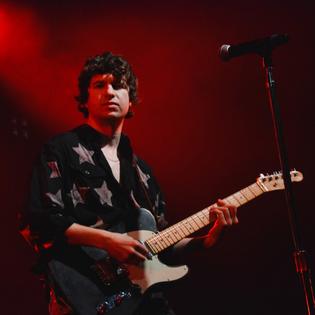 Bang Showbiz / The Kooks tell all about Arctic Monkeys relationship
