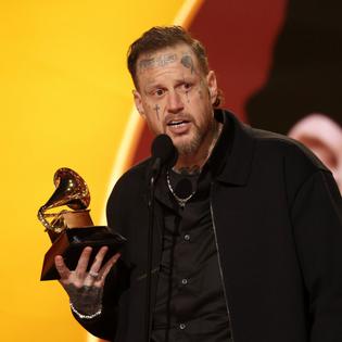 Bang Showbiz / Jelly Roll paid tribute to his wife during his speech.