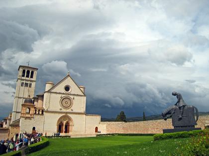 Basilica di San Francesco in Assisi.
              Rosmarie Wirz/Moment Open/Getty Images