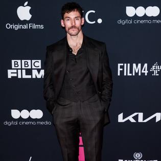 Bang Showbiz / Sam Claflin has struggled with body dysmorphia