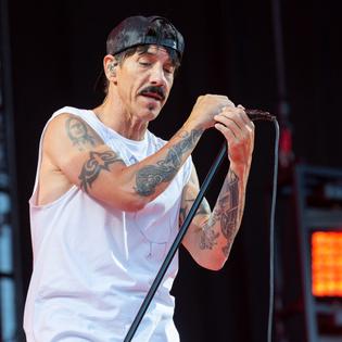 Bang Showbiz / Red Hot Chili Peppers distance themselves from Netflix doc