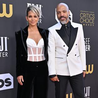 Bang Showbiz / Halle Berry is engaged to Van Hunt