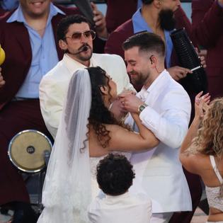 Bang Showbiz / Bad Bunny married a couple during his Super Bowl halftime show