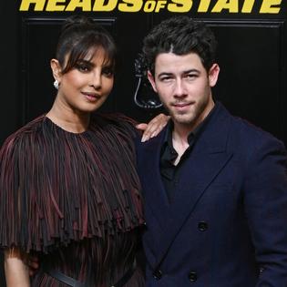 Bang Showbiz / Priyanka Chopra and Nick Jonas have bodyguards to stop fans from filming them