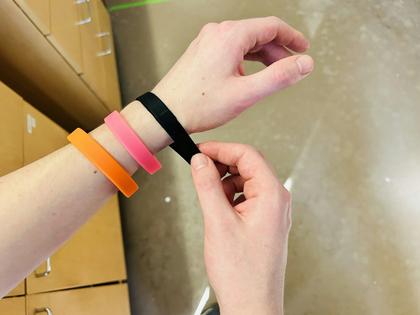 Wearing silicone wristbands that absorb pollutants could help scientists monitor for chemicals in the air. Venier Lab