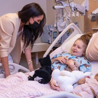 Bang Showbiz / Meghan, Duchess of Sussex, paid a surprise hospital visit.