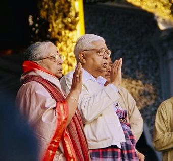 S. N. Goenka and Ilaichidevi Goenka sharing mettā (loving kindness) with their devotees at the Shwedagon Pagoda in Myanmar in 2003.
              Michelle Décary, CC BY