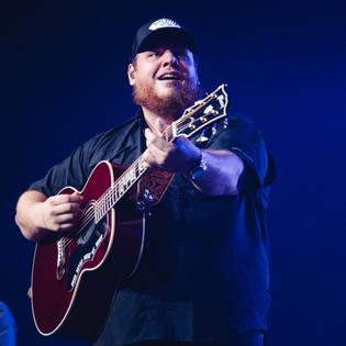 Bang Showbiz / Luke Combs remains politically neutral