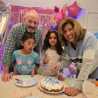 Bang Showbiz / Hoda Kotb, Joel Schiffman and their children / © Instagram