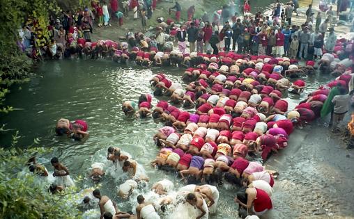 Women taking a ritual bath.
              Jessica Vantine Birkenholtz, CC BY-SA