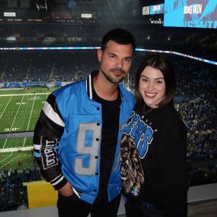 Bang Showbiz / Taylor Lautner has announced that he and his wife Taylor Dome Lautner are expecting their first child