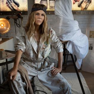 Bang Showbiz / Rita Wilson shares relatable new single Jury of One