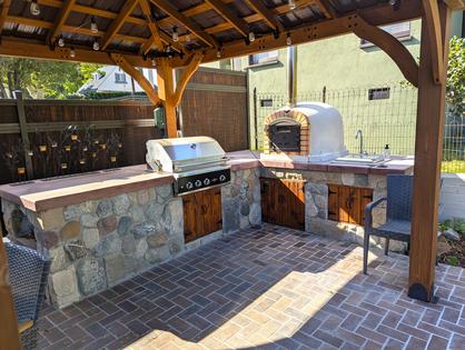 This outdoor kitchen will work well. There’s plenty of countertop space. (Tim Carter/Tribune Content Agency/TNS)