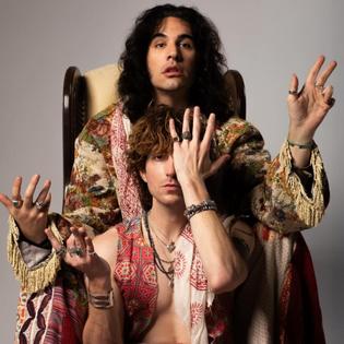 Bang Showbiz / Stanley Simmons are heading out on tour.