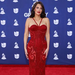 Bang Showbiz / Kacey Musgraves says her plane was tailed by UFOs