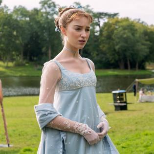 Bang Showbiz / Phoebe Dynevor reveals if she would return to Bridgerton