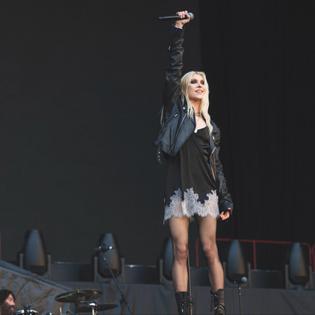 Bang Showbiz / Taylor Momsen has been admitted to hospital