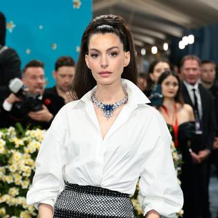 Bang Showbiz / Anne Hathaway has been named Most Beautiful