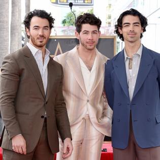 Bang Showbiz / Jonas Brothers feel 'proud' of 'superhero' mother after she spoke about suffering stroke