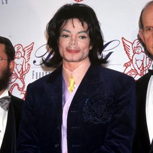 Bang Showbiz / Michael Jackson was accused of abuse by James Safechuck