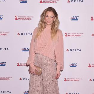 Bang Showbiz / Singer-songwriter LeAnn Rimes