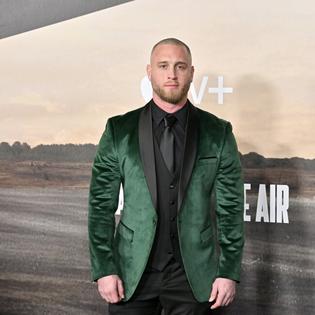 Bang Showbiz / Chet Hanks has moved to a trailer park