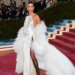Bang Showbiz / Hailey Bieber faces lots of scrutiny