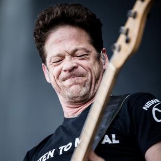 Bang Showbiz / Former Metallica star Jason Newsted reveals cancer battle