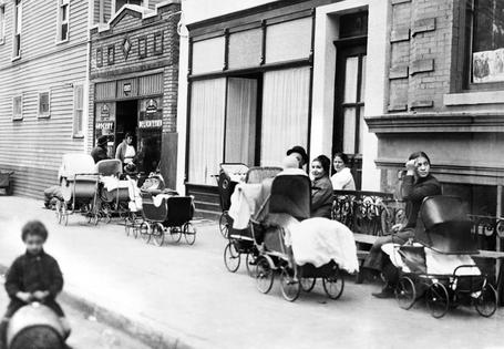 Women with children outside the first birth control clinic in the U.S., in Brooklyn, New York, in 1916.
              Circa Images/GHI/Universal History Archive via Getty Images