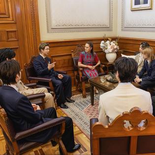 Bang Showbiz / BTS spent around 40 minutes speaking with President Claudia Sheinbaum