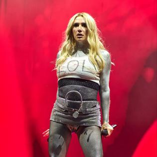 Bang Showbiz / Kesha wears a vial of her mother's placenta around her neck