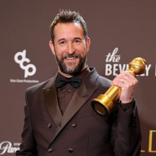Bang Showbiz / Noah Wyle treated an injured co-star.